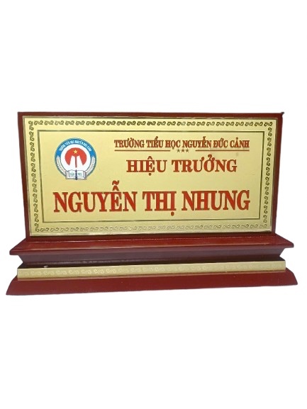 Nhận gia công bảng chức danh để bàn giá rẻ HCM
