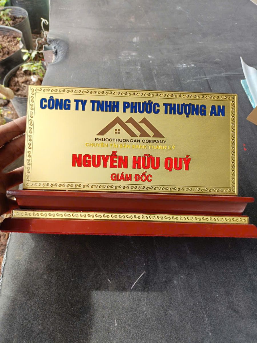 Gia Công Bảng Chức Danh Để Bàn Giá Rẻ Thủ Đức