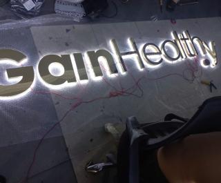 Gia Công Chữ Nổi Nhanh HCM 