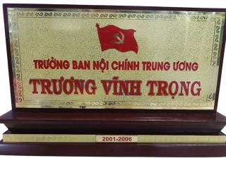 Gia Công Bảng Chức Danh Để Bàn Giá Rẻ Thủ Đức